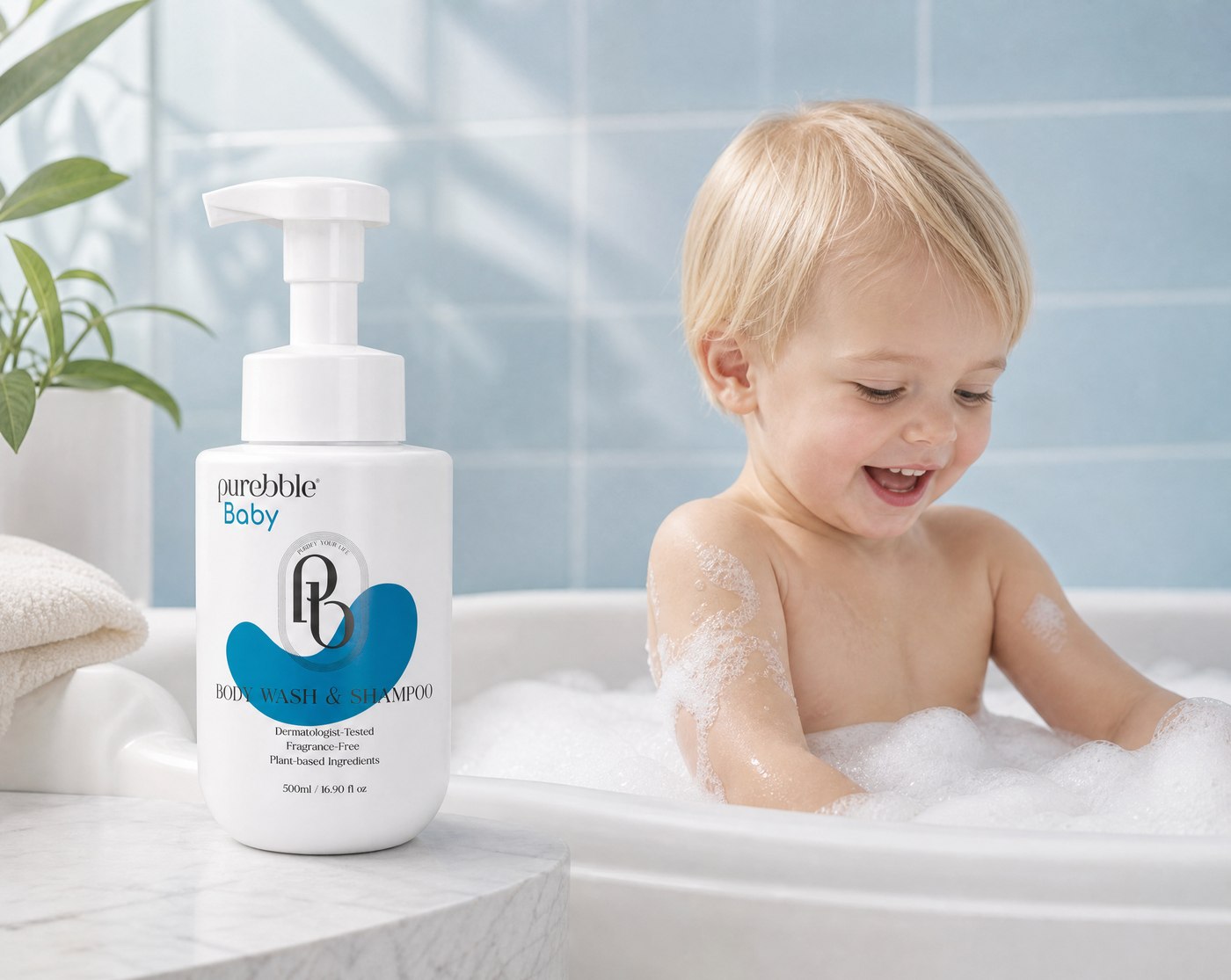 Purebble Baby 포밍 워시로 욕조에서 목욕하는 아기