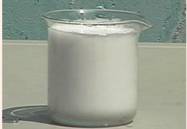 생성된 마이크로 버블 — 비커 속 조밀한 흰 거품